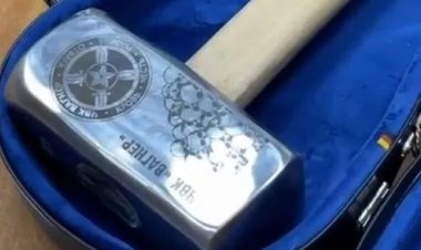 Iyi nyundo imeze itya iriho n’amaraso n’impano group Wagner yahaye Umuryango w’Ubumwe bw’Uburayi.