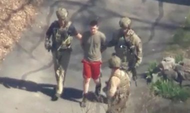 Uwashyize hanze impapuro z'ibanga za America yatawe muri yombi.