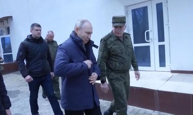 Putin mu rugendo rutunguranye i Kherson muri Ukraine.