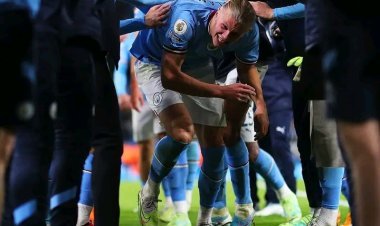 Erling Haaland yahawe icyubahiro nk'umwami na  bagenzi be bakinana muri Manchester City.