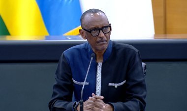 Perezida Kagame yakiriye indahiro z'Abasilikare bakuru n'abandi bayobozi.