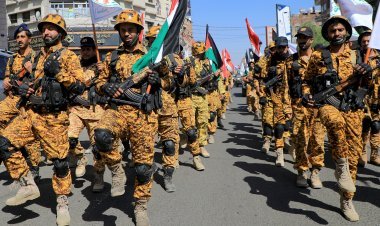 Aba Houthi barashe ku_bwato bw'igisilikare cya Amerika._ISHEJA