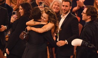 Embracing Triumph: Miley Cyrus' Unforgettable Record of the Year Win for "Flowers".ISHEJA